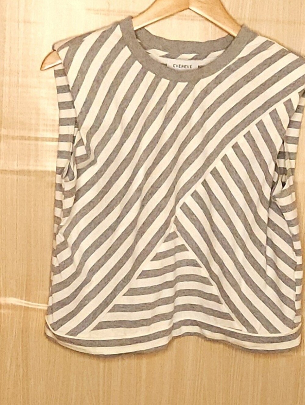 Evereve women’s grey white stripe cropped sleeveless top with shoulder pads med